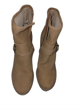 Report Dakota Boots Size 8.5
